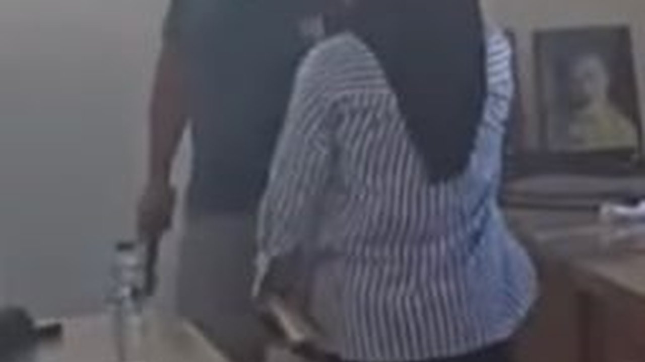 Penuh Keberanian, Wanita Berhijab Tenangkan Pria Ngamuk Berkali-kali Lepaskan Tembakan