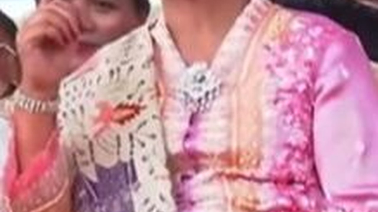 VIDEO: Iriana Joget Tipis Nikmati Lagu 'Bendera' di HUT ke-78 TNI