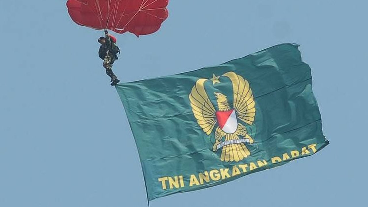 VIDEO: Ekspresi Kagum Try Sutrisno hingga Pensiunan Jenderal Lihat Aksi Penerjun di HUT TNI