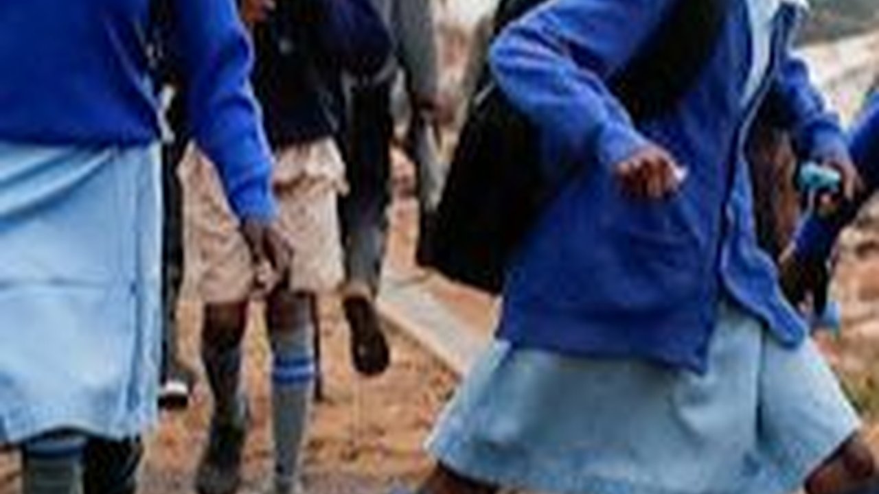 Hampir 100 Siswa di Sekolah Ini Kena Penyakit Misterius, Kaki Lumpuh Tak Bisa Berjalan
