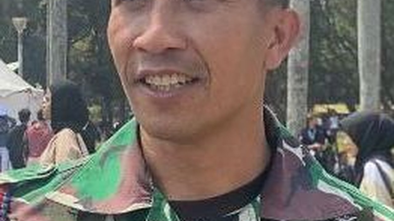 Inilah Sosok Pengibar Bendera saat Terjun Payung di HUT TNI Ke-78