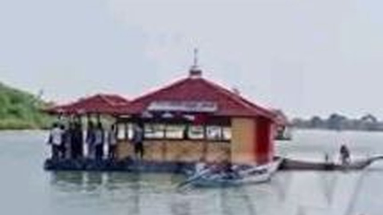 Berada di Tengah Laut, Ini Potret Musala Apung di Demak untuk Ibadah Para Nelayan