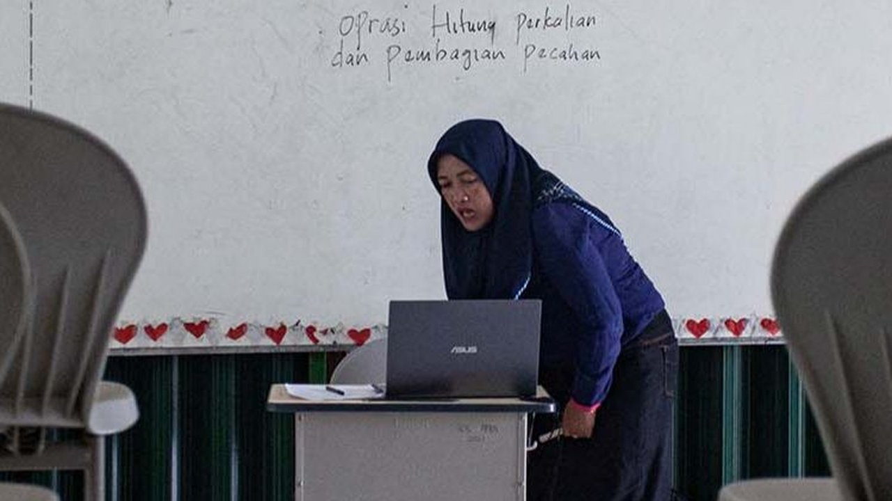 FOTO: Potret Guru di Palembang Kembali Mengajar Secara Online Gara-Gara Kabut Asap Karhutla