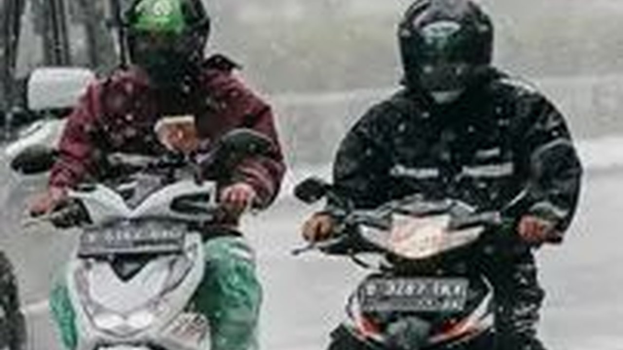 Kenali 7 Masalah Motor saat Musim Hujan dan Cara Perawatannya