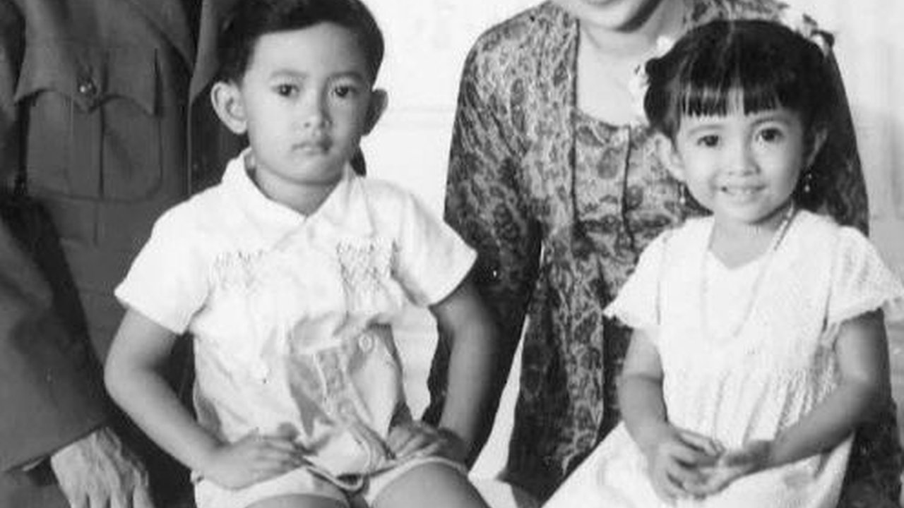 Potret Gadis Kecil Berponi Bersama Orangtuanya, Tak Disangka Punya Nasib Bagus Pernah Jadi Orang Paling Disegani