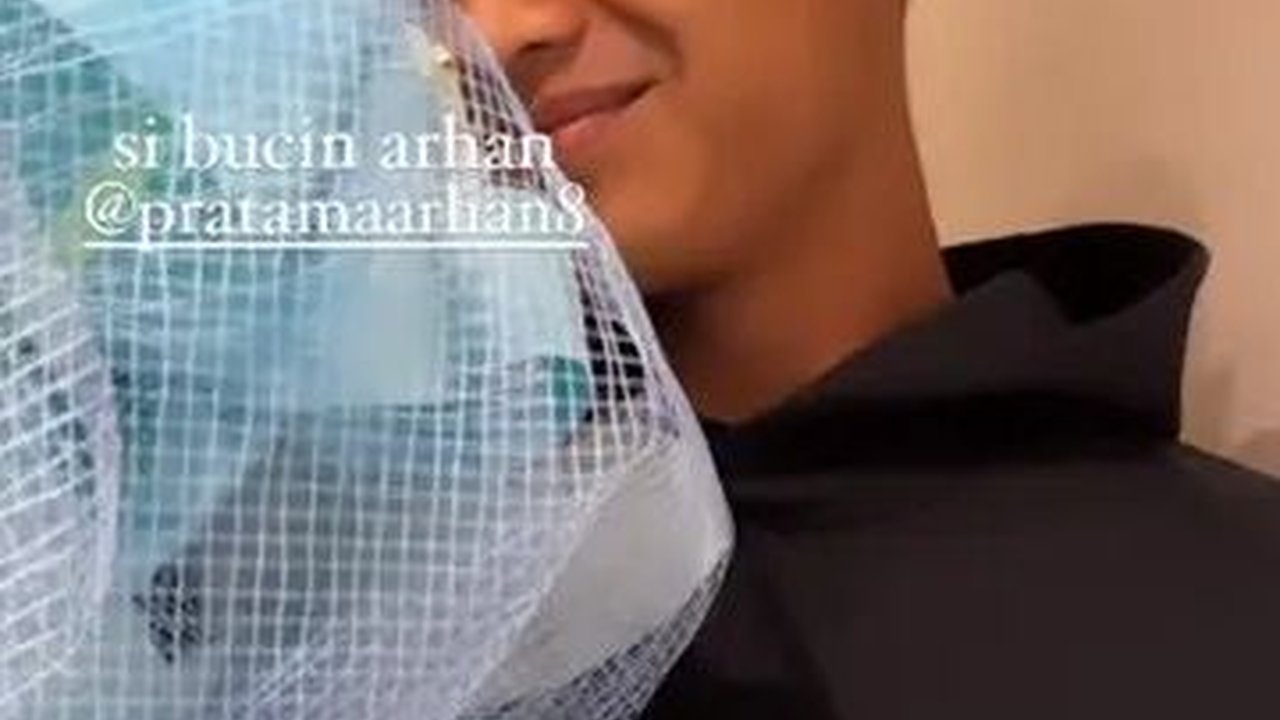 Azizah Ultah, Ini 6 Potret Romantis Pratama Arhan Kasih Kejutan ke Istri