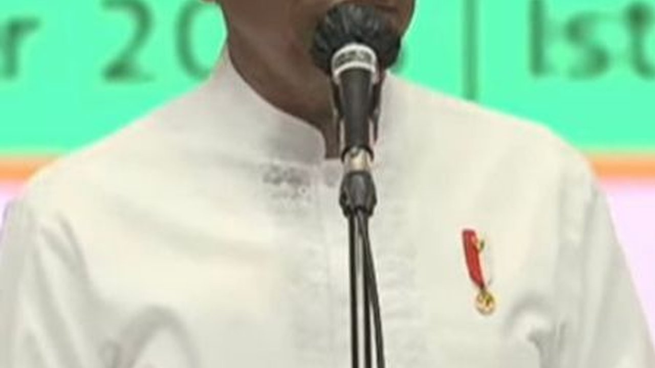Jokowi Geleng-Geleng Kepala: Di Bawah Masih Ramai, Di Atas Sudah Ngopi Bareng