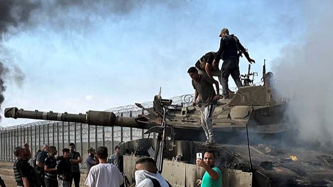 FOTO: Panas! Momen Pasukan Hamas Palestina Hancurkan Tank dan Rebut Kendaraan Militer Israel