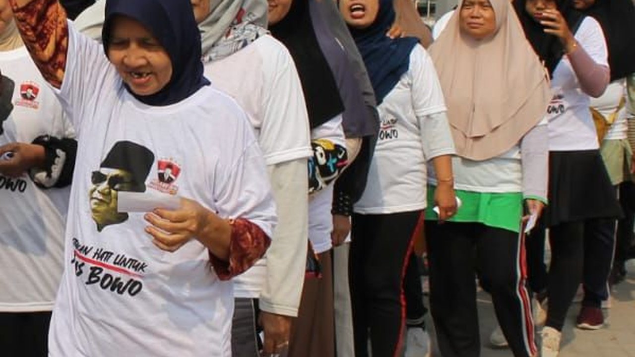 Potret Kompak Relawan 'Mas Bowo' Jalan Santai dan Bagikan Sembako di Kota Cilegon