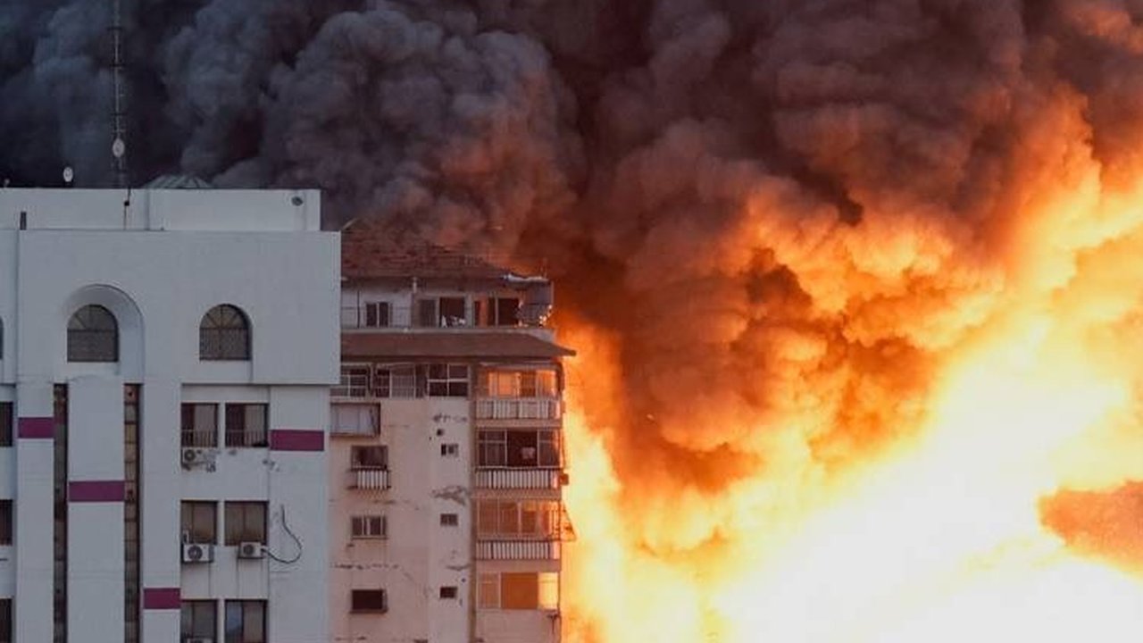 FOTO: Momen Mengerikan Serangan Balasan Israel Hancurkan Bangunan Tinggi Padat Penduduk di Gaza, Lebih dari 200 Warga Palestina Tewas