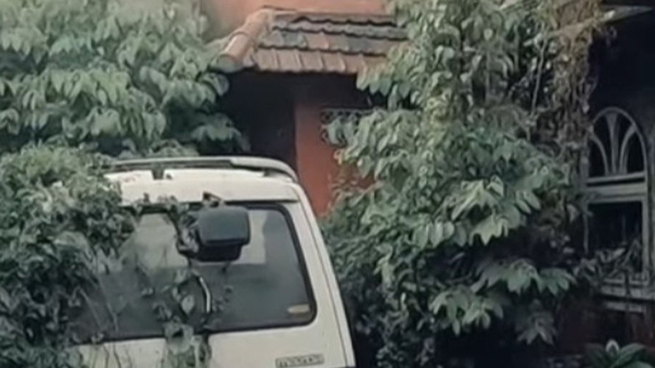 Rumah Jutawan Ini Dikabarkan Simpan 100 Mobil Kini Terbengkalai 20 Tahun, Ini Potretnya