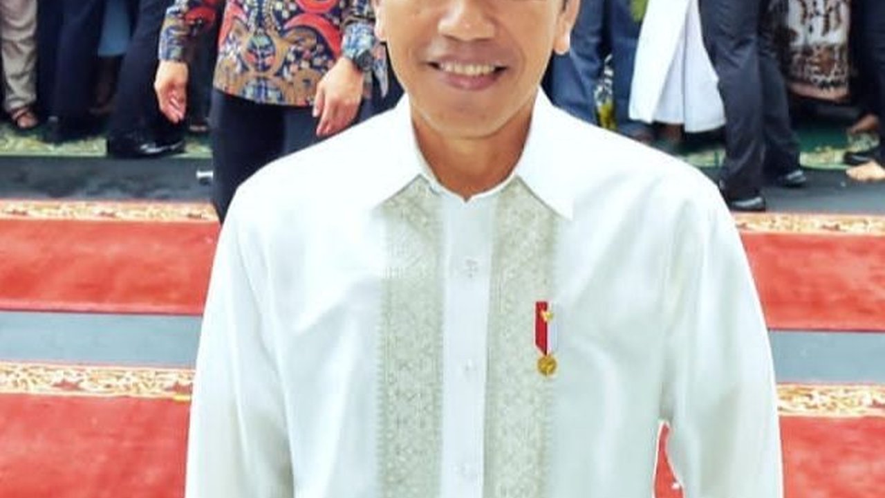 VIDEO: Ibu Ides Mau Nangis Sampai Dua Kali Sujud Dapat Hadiah dari Jokowi