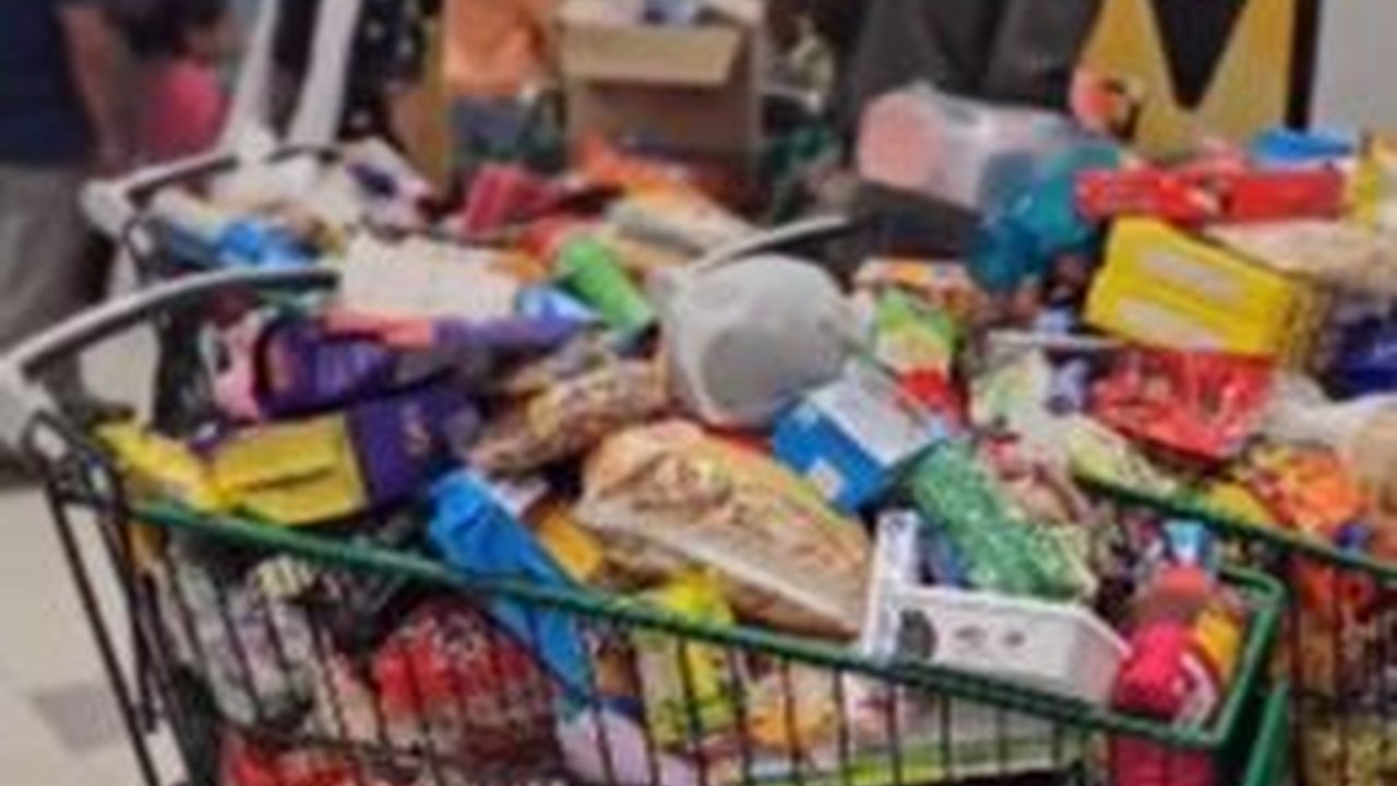 Viral Pembukaan Mal di India Berujung Chaos, Makanan di Supermarket Sampai Dijarah Warga