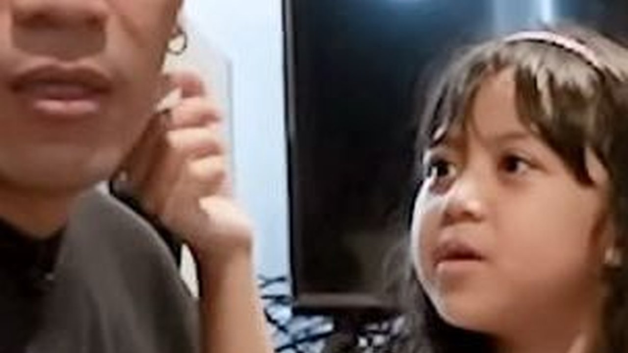 Momen Miskha Anak Desta Copot Anting Sang Ayah 'Jelek, Enggak Kaya Orang Islam'