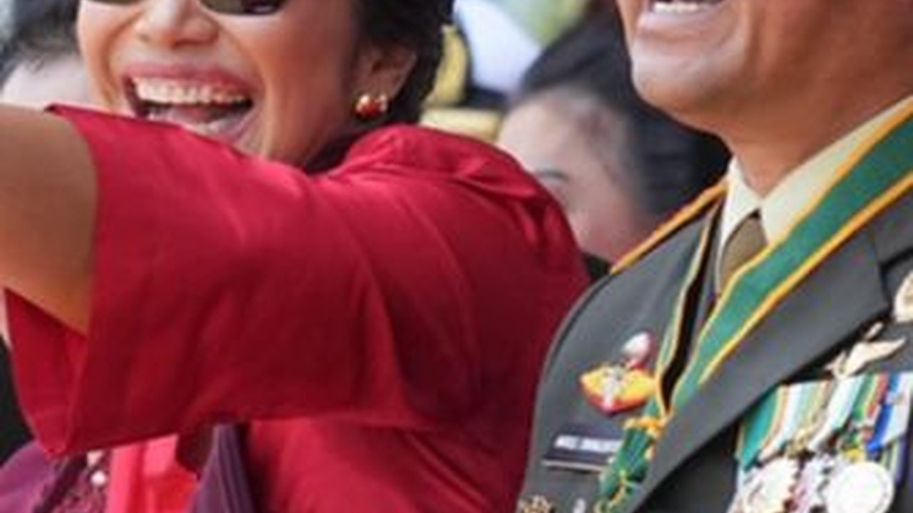 Potret Gagah Pangkostrad Letjen Maruli Simanjuntak Gandeng Istri, Ekspresi Putri Menko Luhut jadi Sorotan