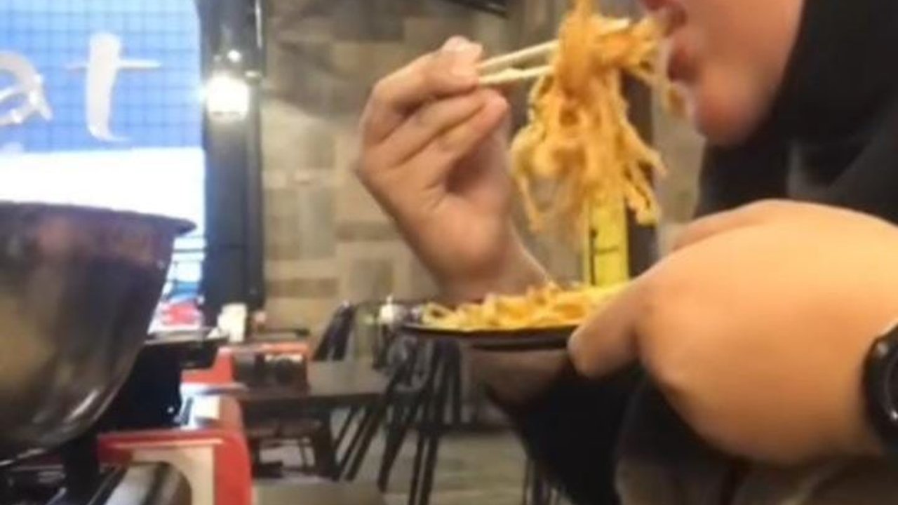 Viral Wanita Lagi Asyik Makan Malah dapat Body Shaming dari Kakek Tak Dikenal