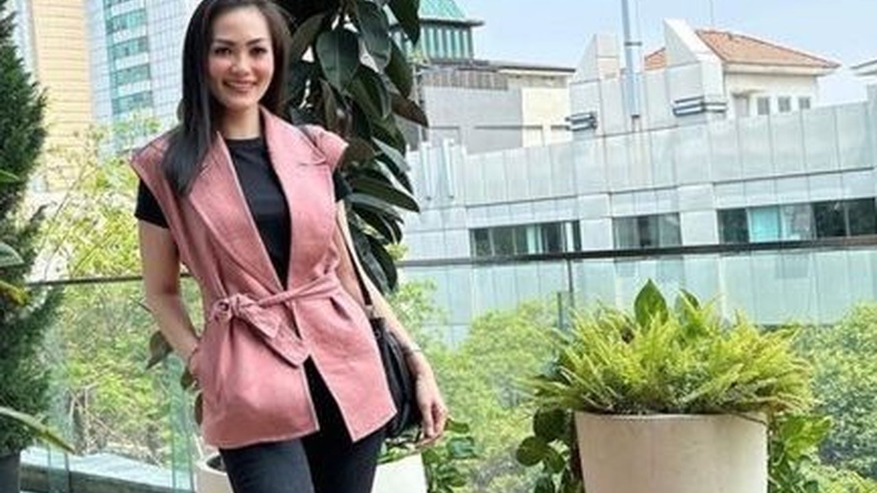 8 Foto Cantik Christy Jusung yang Tetap Langsing di Usia 40 Tahun