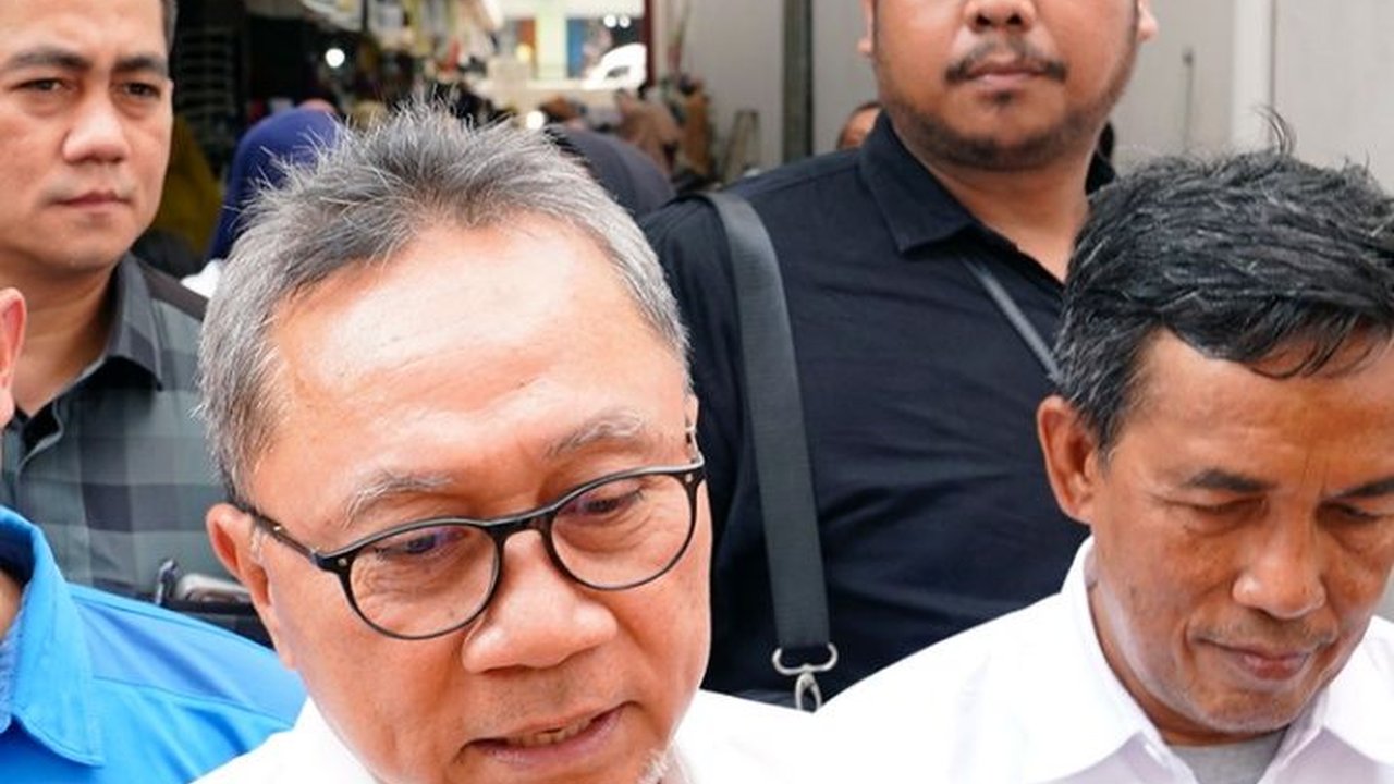 Datang ke Pasar Johar, Mendag Zulkifli Hasan Diskusi dengan Pedagang Soal Impor, Tata Perdagangan Luring dan Daring