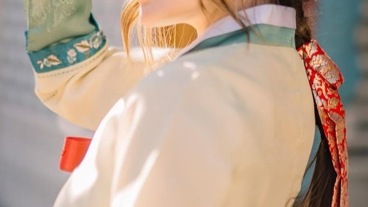 Pakai Hanbok, 7 Foto Cantik Yasmine Wildblood Saat Liburan di Korea Bak Princess