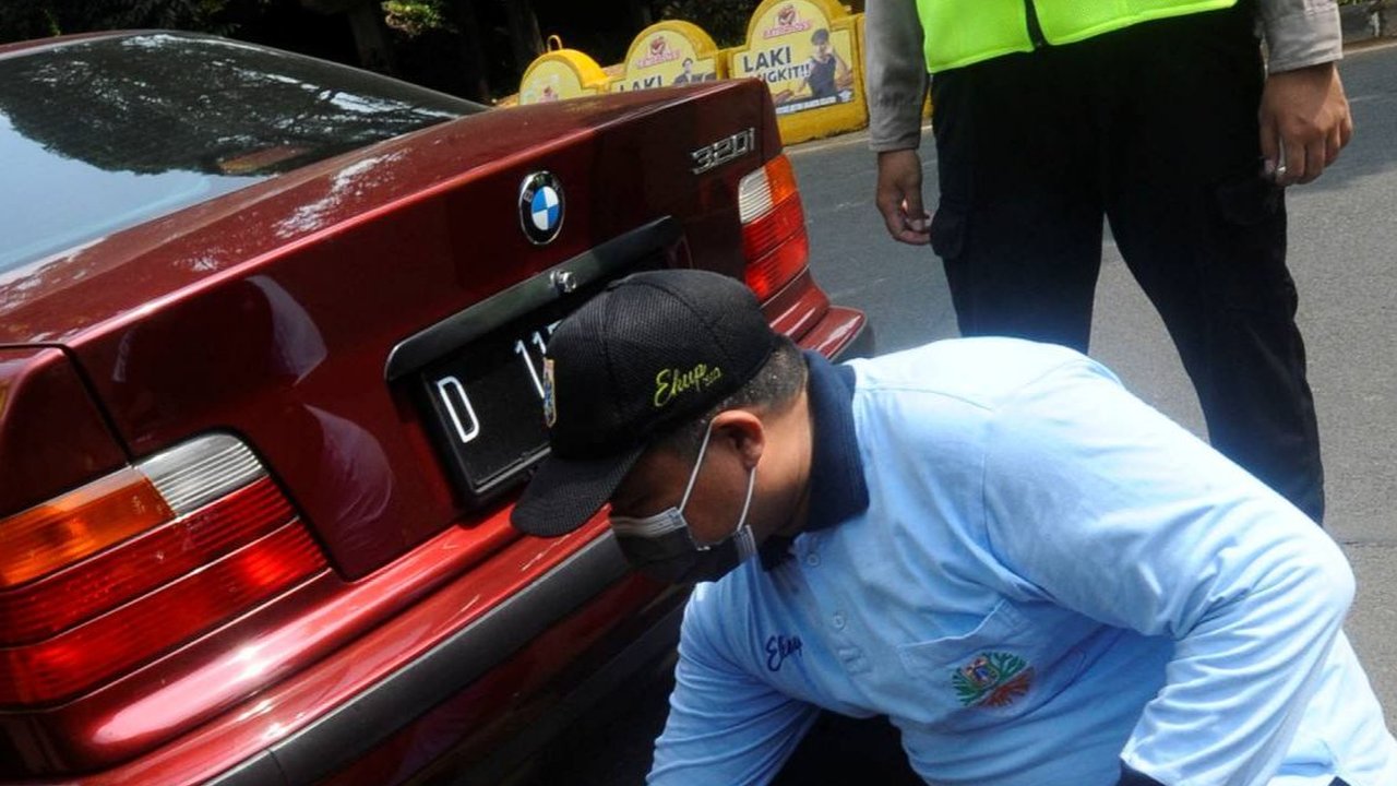 FOTO: Tilang Uji Emisi, Sejumlah Kendaraan Terjaring Razia Polisi di Lebak Bulus, Siap-Siap Keluar Rp500 Ribu Bagi yang Tak Lolos Uji