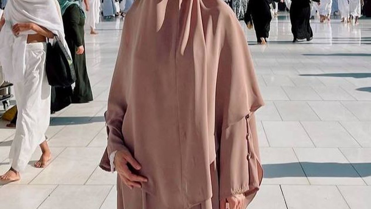 Beberapa Potret Maia Estianty Jadi Guide Dadakan di Madinah, Selamatkan Belasan Jamaah Tersesat