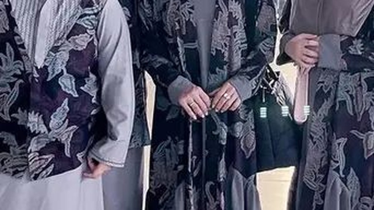 5 Potret Keluarga Krisdayanti Pergi Umrah, Gaya Kerudung Amora Jadi Sorotan