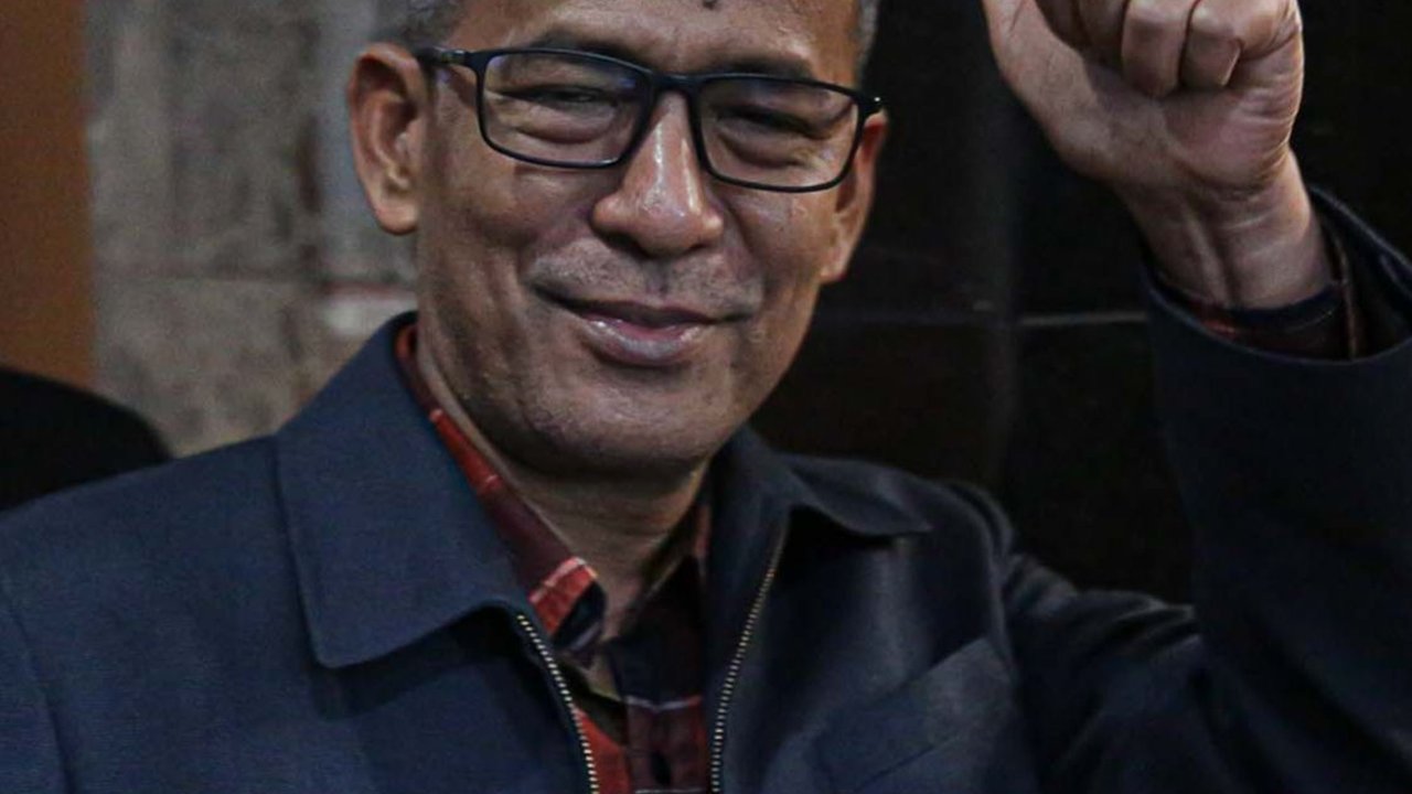 FOTO: Gaya Santai Hakim Saldi Isra Diperiksa MKMK, Acungkan Jempol dan Tertawa soal 'Mahkamah Keluarga'