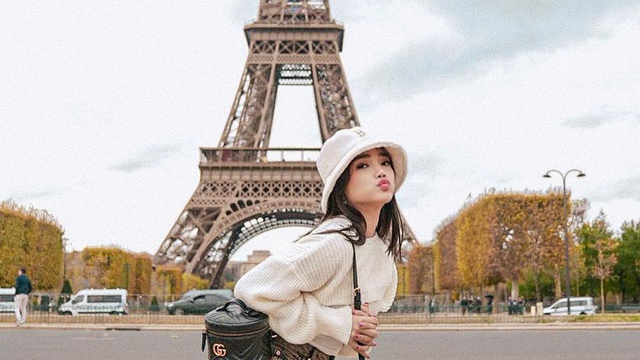 10 Gaya Kece Fuji Jalan-Jalan di Paris Bareng Dokter Ganteng, Netizen 'Vibesnya Cewek Korea Liburan di Eropa'