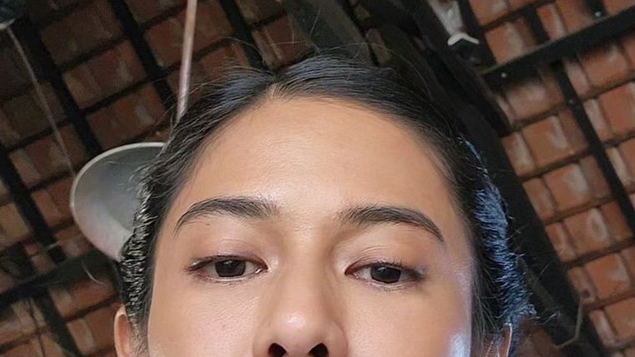 Cantik dan Menawan, Intip Potret di Balik Layar Dian Sastrowardoyo saat Syuting Film Gadis Kretek
