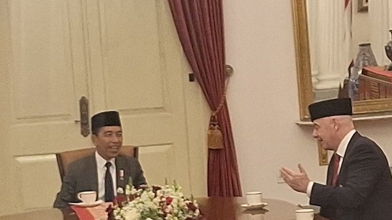 Berpeci, Presiden FIFA Berbincang dengan Jokowi di Istana