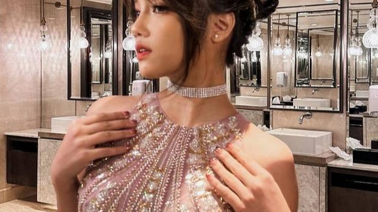Cantiknya Beda, 8 Foto Fuji dan Aaliyah Massaid Yang Sama-Sama Cantik dengan Dress Ala Peri