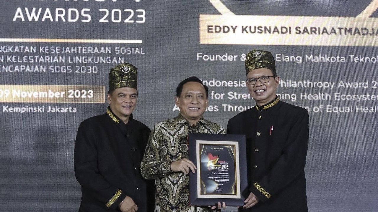 FOTO: Pendiri Emtek Eddy Sariaatmadja Raih Indonesia Best Philanthropy Awards 2023