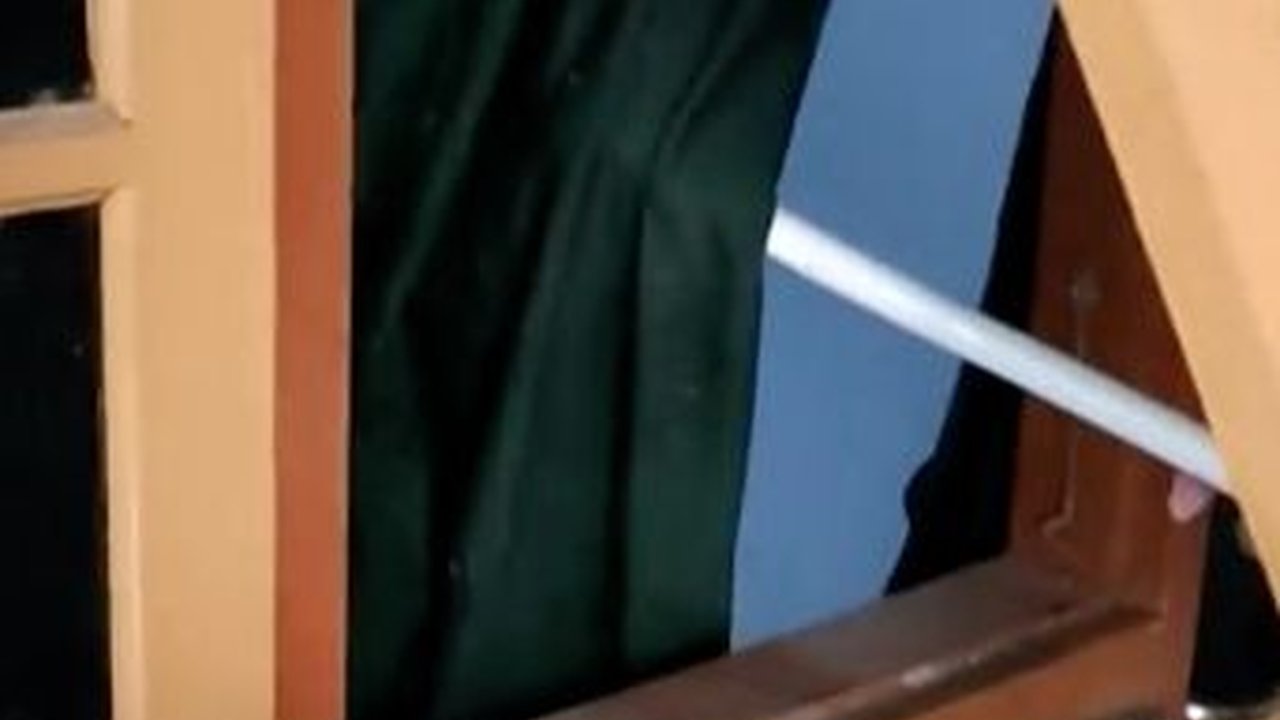 Curiga Teman Kos Tak pernah Keluar, Pria ini Dapati Kamarnya Penuh Botol Berisi Air Kencing dan Sampah Baunya Menyengat