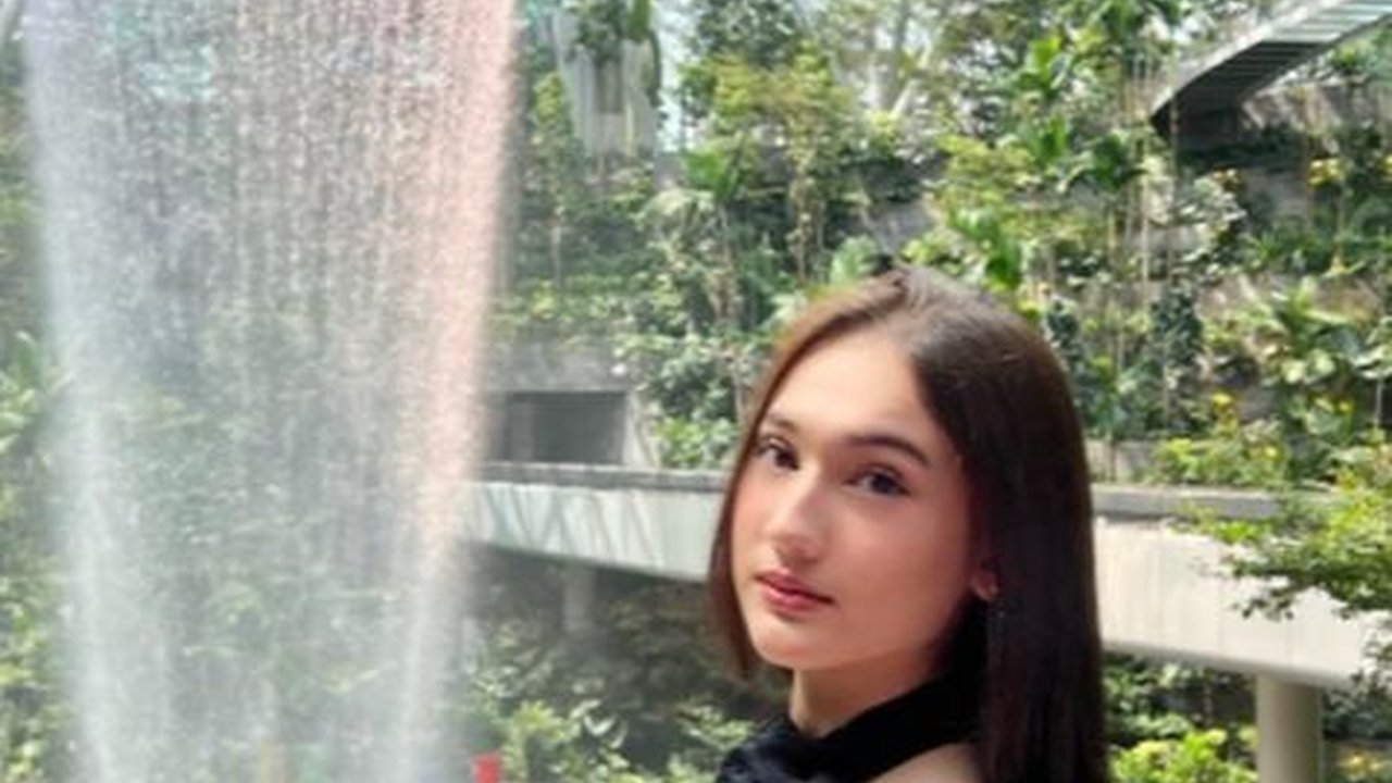 Potret Artis Cantik Laura Moane Jalan - Jalan ke Singapore