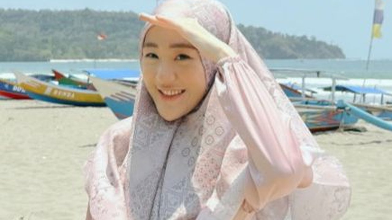 Larissa Chou Pergi ke Pantai dengan Memakai Gamis Syar'i