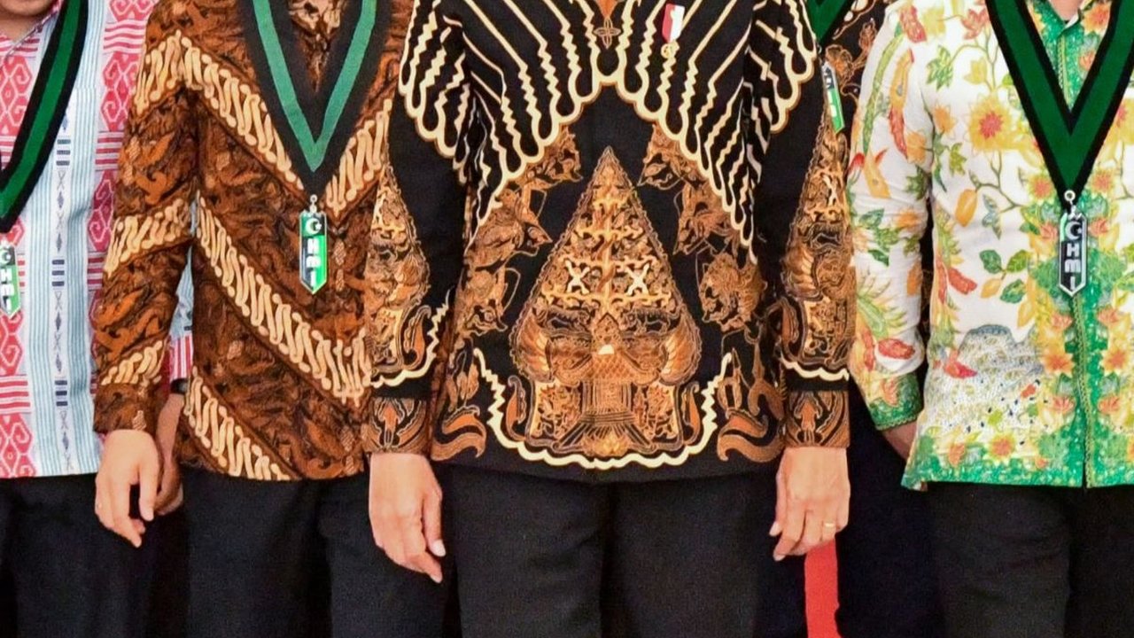 VIDEO: Jokowi Beri Tanda Kehormatan Bintang Jasa ke Presiden FIFA di Istana