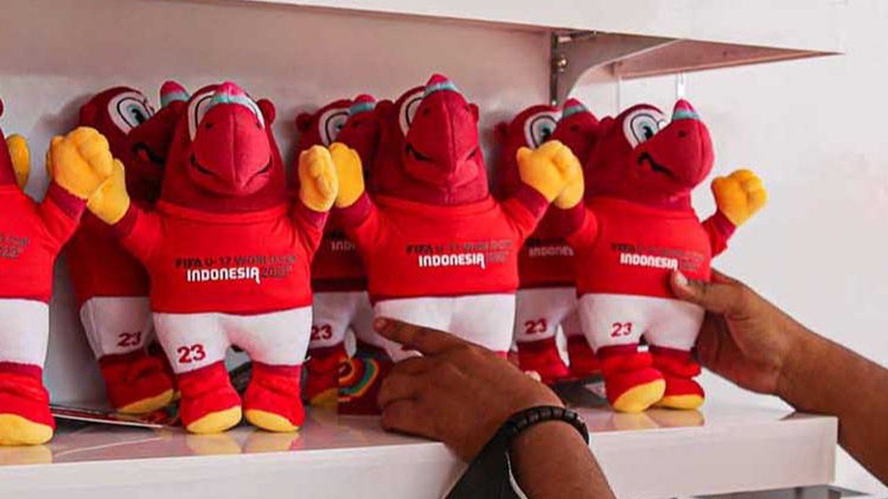 FOTO: Souvenir Piala Dunia U-17 Mulai Diburu Suporter di Stadion Gelora Bung Tomo