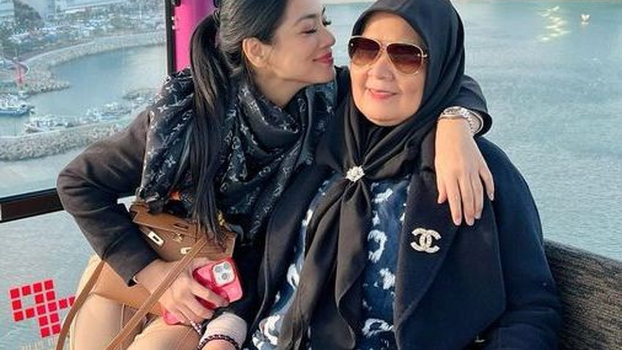 10 Momen Titi Kamal Ajak Ibunda Jalan-jalan ke Korea Selatan, Netizen 'Paling Bahagia Menyenangkan Orang Tua'