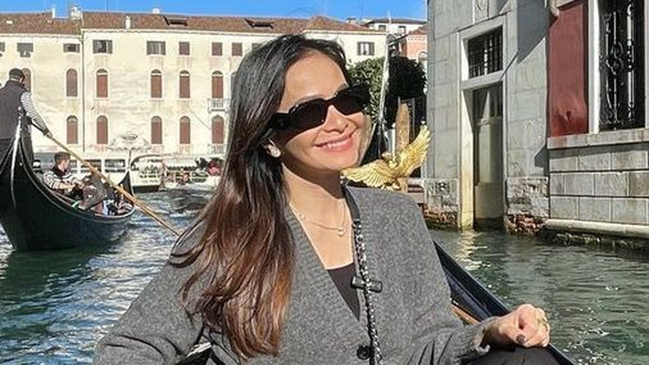 7 Potret Ersa Mayori Liburan di Venesia Italia, Seru Banget Jalan-jalan Bareng 'Bestie'