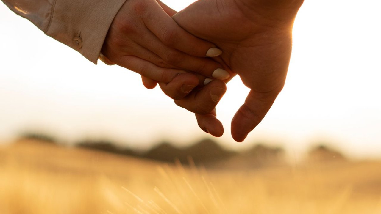 Lahir di Rumah Sakit yang Sama hingga Akhirnya Menikah, Kisah Cinta Pasangan Muda Ini Curi Perhatian