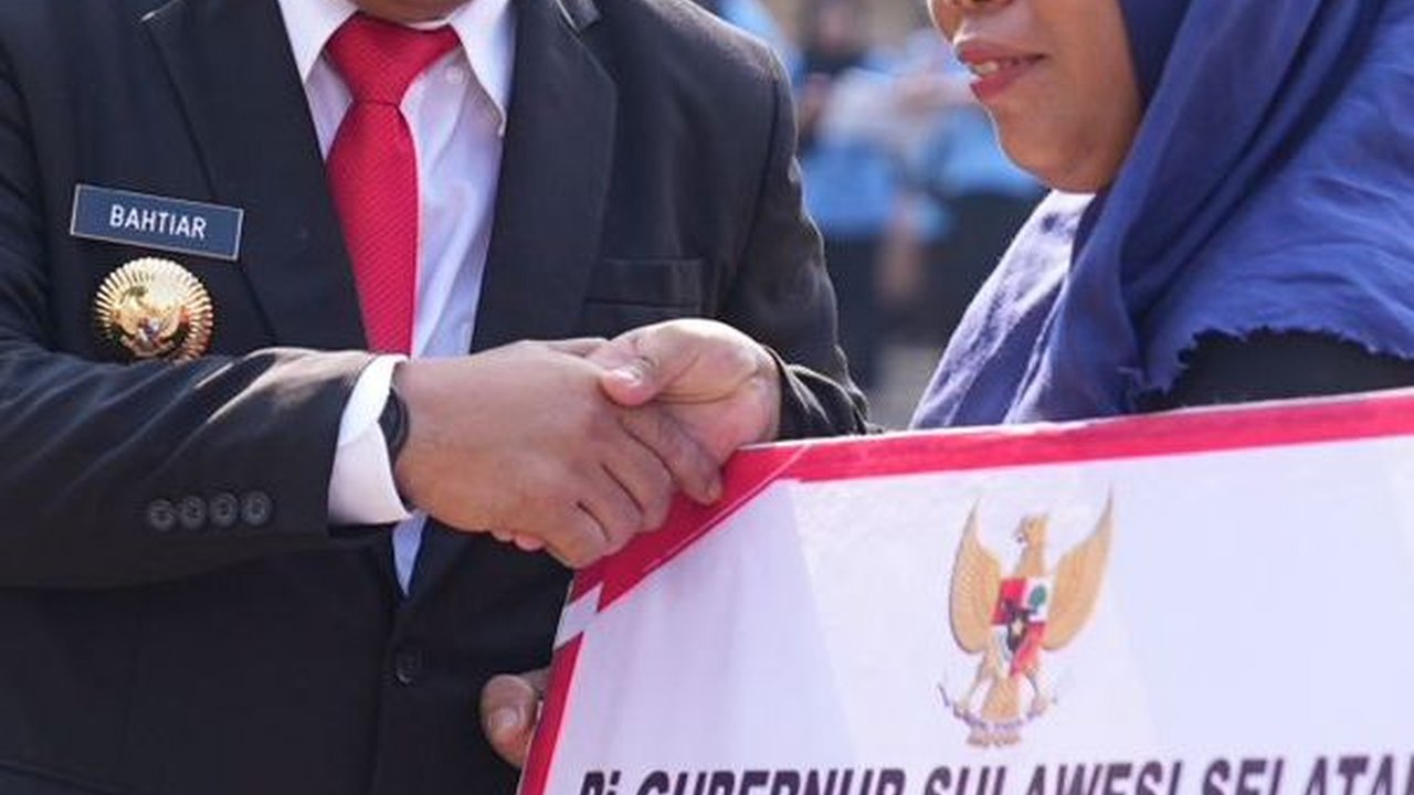 Hari Pahlawan, Pj Gubernur Sulsel Serahkan Bantuan untuk Korban Bencana Sosial
