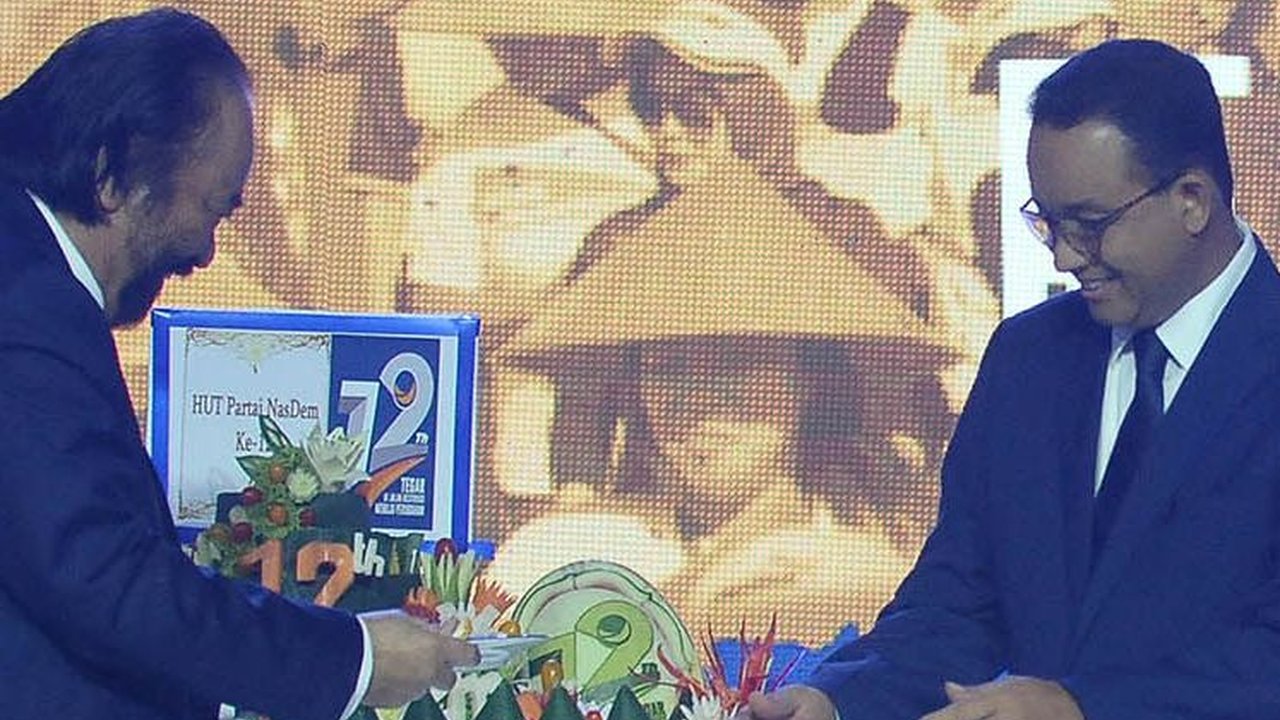 FOTO: Momen HUT ke-12 Partai NasDem, Surya Paloh Potong Tumpeng untuk Anies-Cak Imin