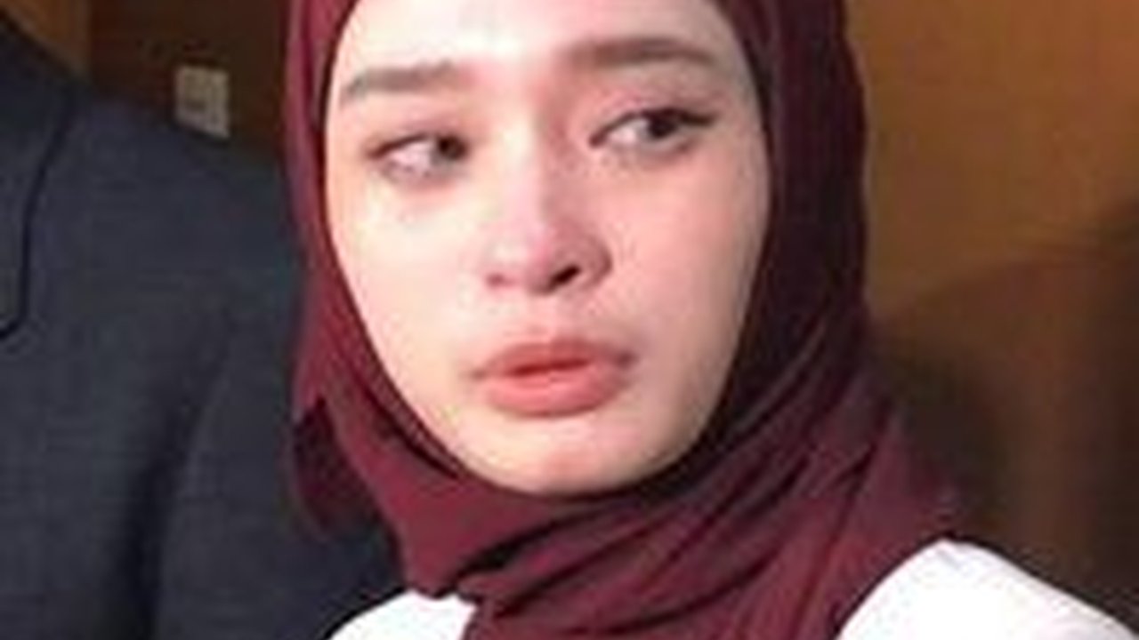 Berhak Atas Royalti Seumur Hidup ,Berikut Potret Inara Rusli Sujud Syukur Usai Menang Mutlak