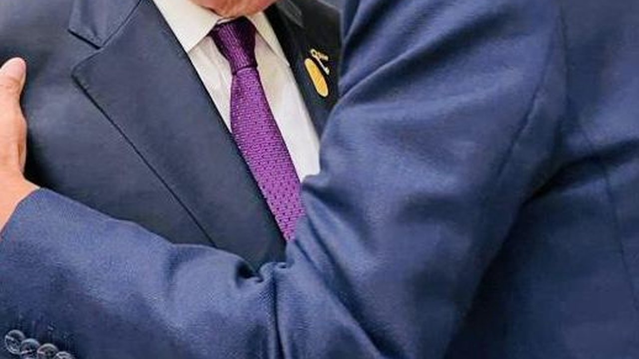 Jokowi Rangkul Presiden Palestina dan Sampaikan Keprihatinan Saat Bertemu di KTT OKI