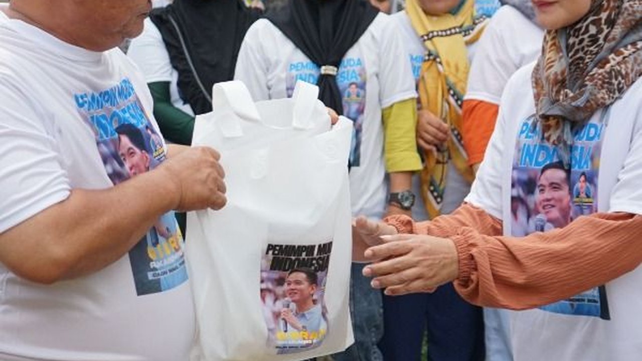 Relawan Mas Gibran Bagi Sembako dan Gelar Senam Sehat di Bandung