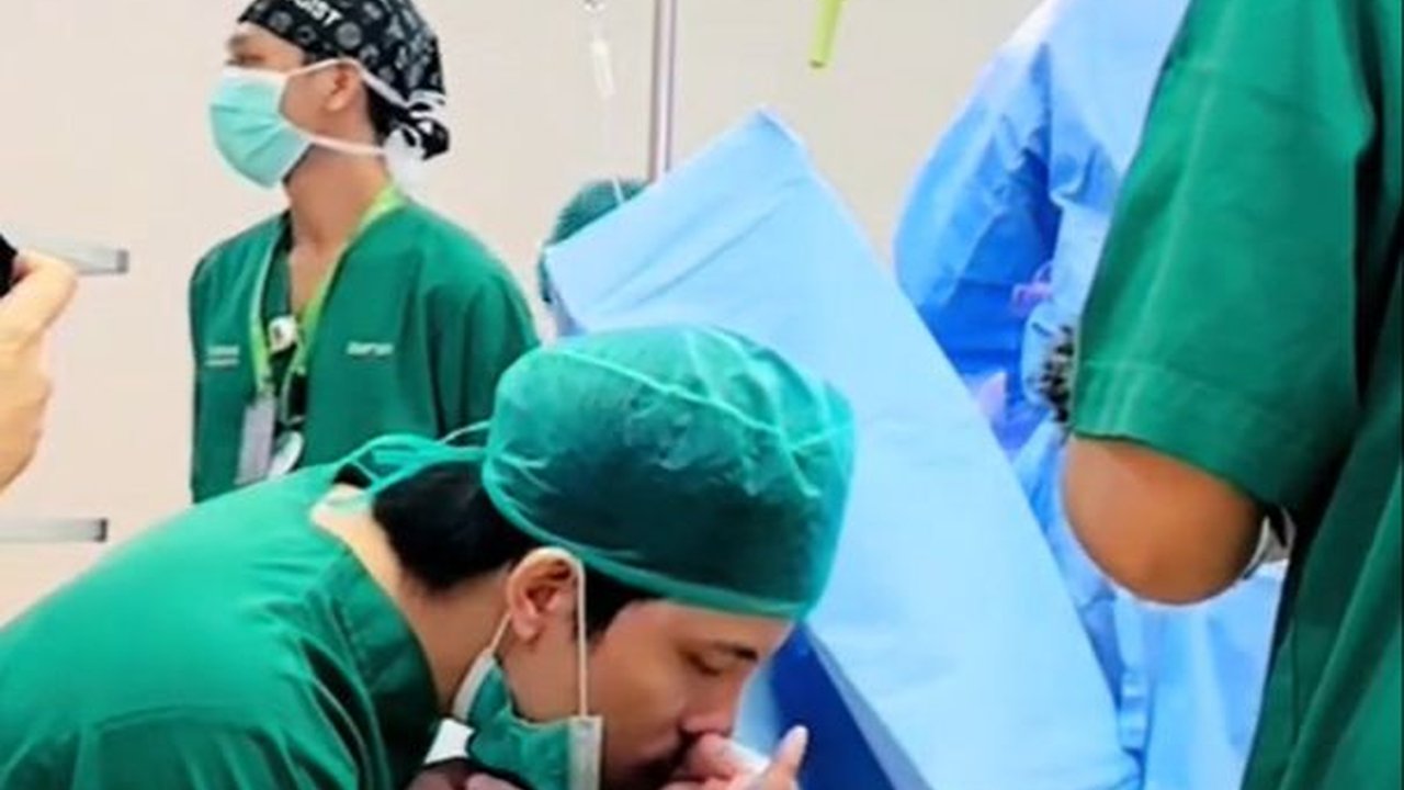 Detik-detik Aurel Hermansyah Melahirkan Anak Kedua, Terus Berdzikir Sambil Pegang Tasbih