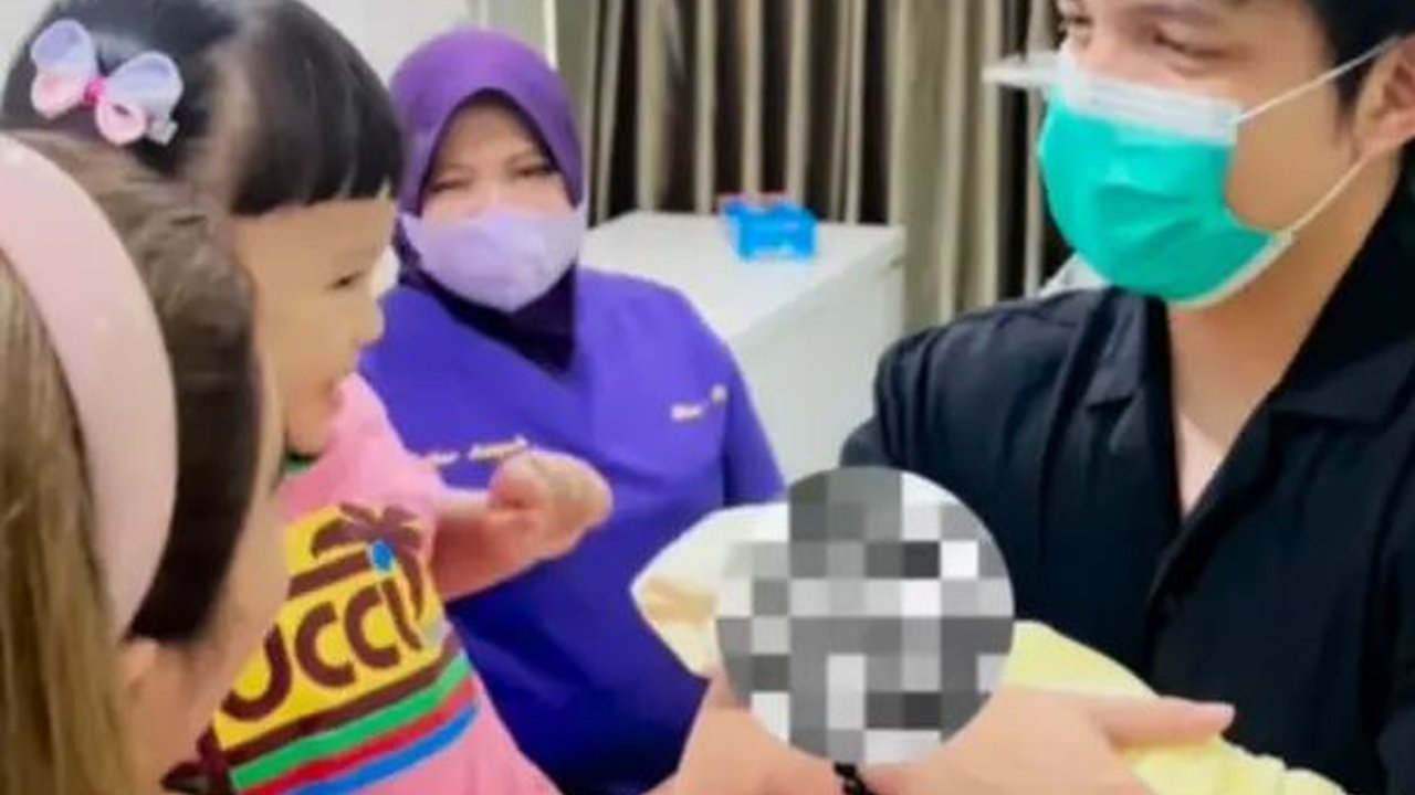 Bahagianya Baby Ameena Bertemu Sang Adik Untuk Pertama Kalinya, Gemas Banget!