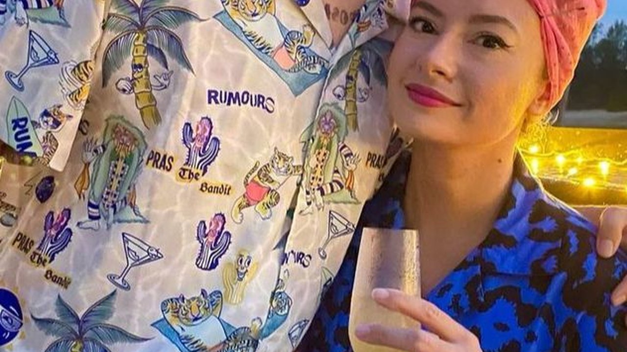 Bule Abis, 8 Foto Claudia Adinda Istri Derby Romero Tampil Dengan Gaya Vintage!
