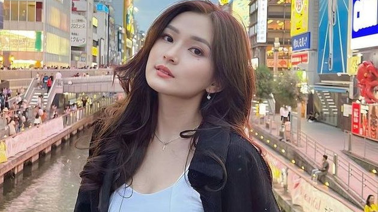 8 Foto Cantik dan Stylish Angelia Christy, Jadi Model Selebram Yang Viral di Media Sosial