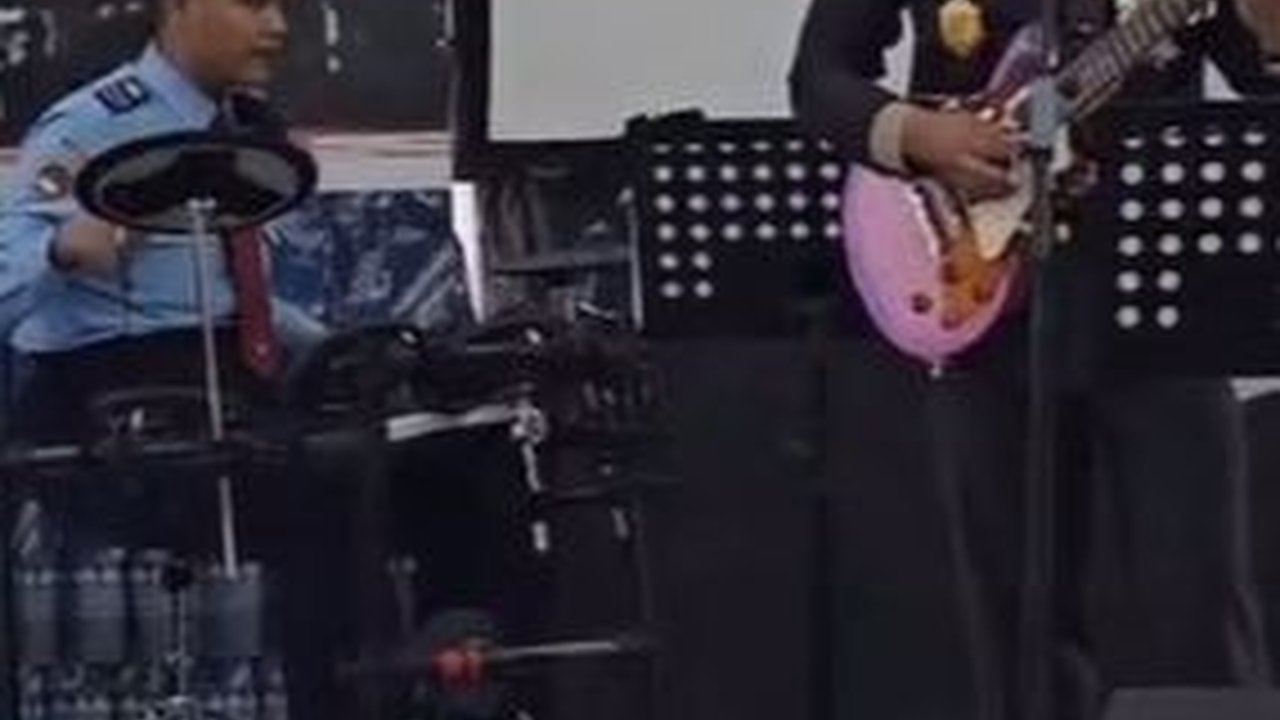 Keren! Kasad TNI Agus Main Gitar Sambil Nyanyi, Sang Anak Gebuk Drum
